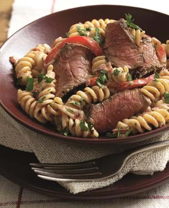 Red Pesto Steak with Pasta and Peppers